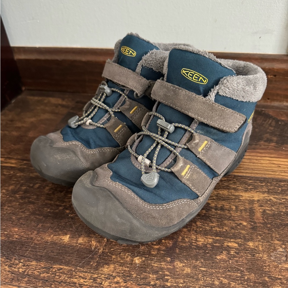 Keen Notch “Chukka” size 3 (big kids)